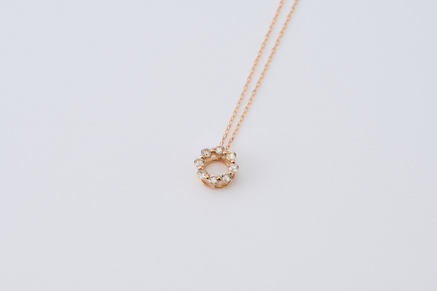 【3】円く輝くダイヤモンドのペンダントネックレス